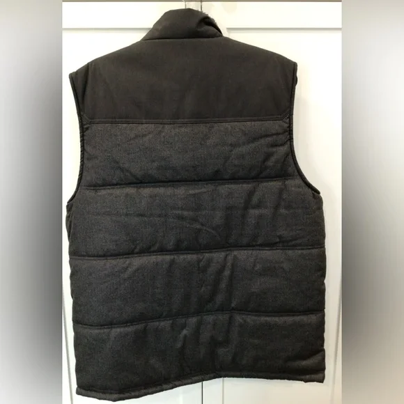 Men’s Large polyester puffer vest. - Picture 3 of 4